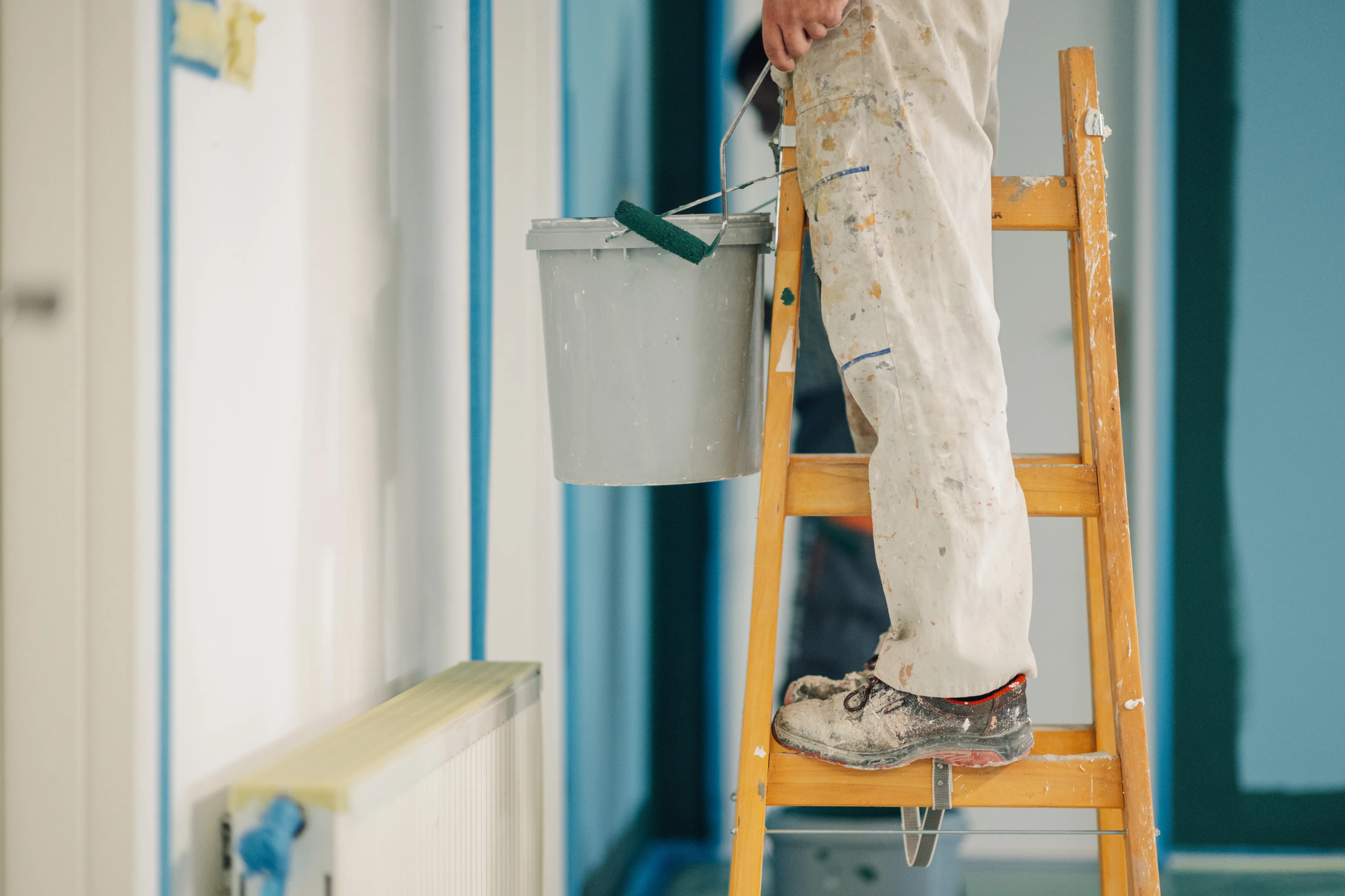 Imbianchino al lavoro su una scala