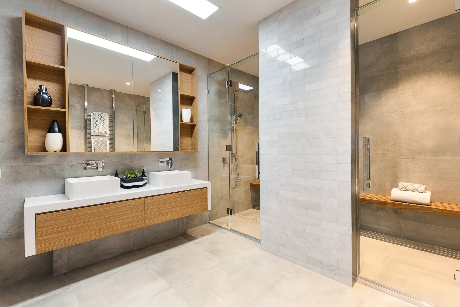 Bagno moderno con doppio lavabo e doccia