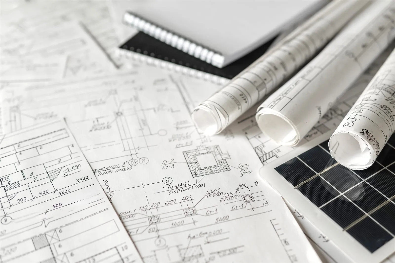 Planimetrie tecniche e un pannello solare su un tavolo da lavoro